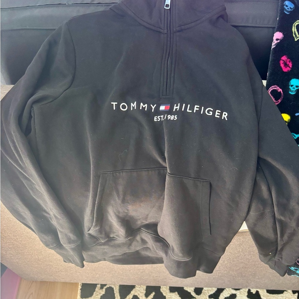 Tommy Hilfiger Black Pullover with Signature Flag Embroidery NEW NEVER WORN
